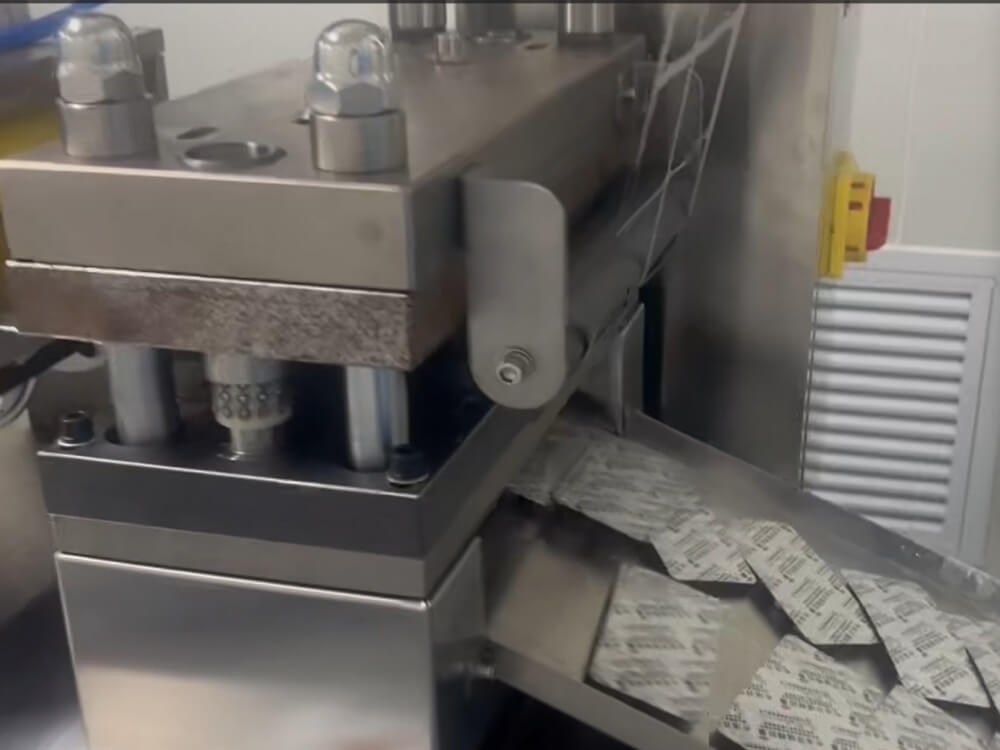 pharmaceutical blister packaging machine finished products output